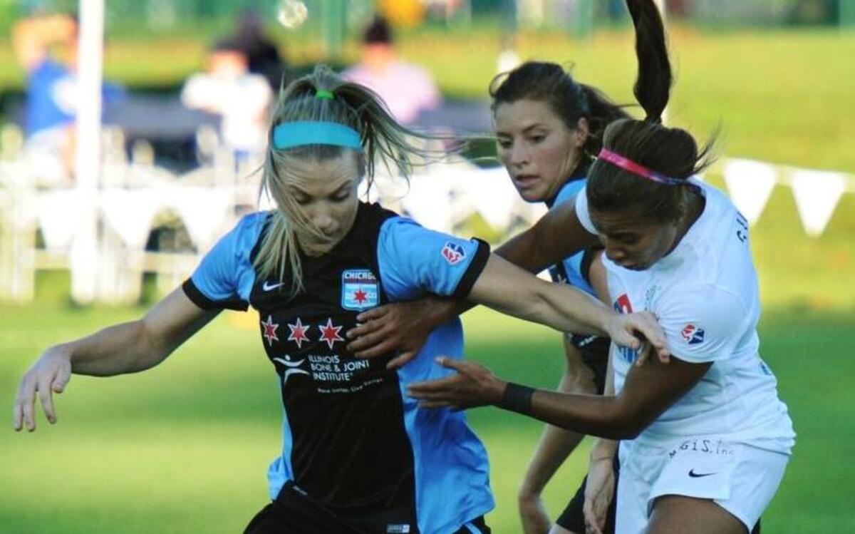 Frances Silva (right) was surrounded by Chicago’s Julie Johnston (left) and Sofia Huerta during a FC Kansas City game in September.