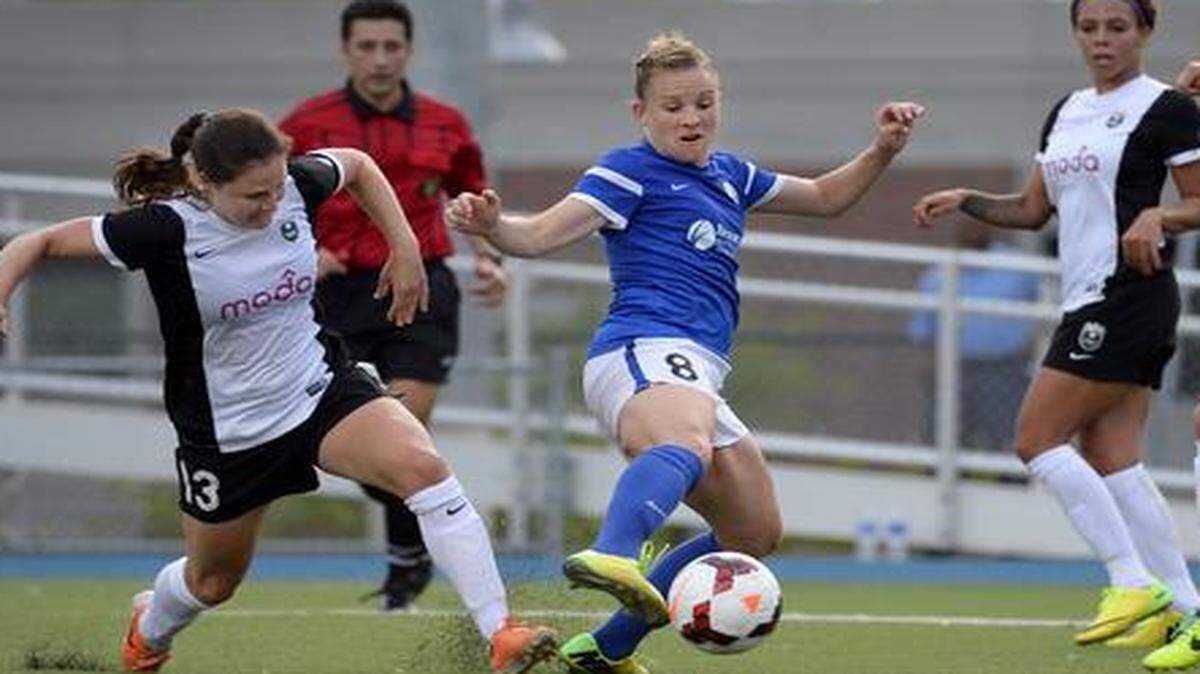 
FC Kansas City and the Seattle Reign played to a 1-1 tie on May 21, 2014, at UMKC’s Durwood Stadium. Amy Rodriguez of FC Kansas City worked through a crowd of defenders including Kendall Fletcher (left) in the first half. The two teams meet again Saturday at Durwood Stadium.
