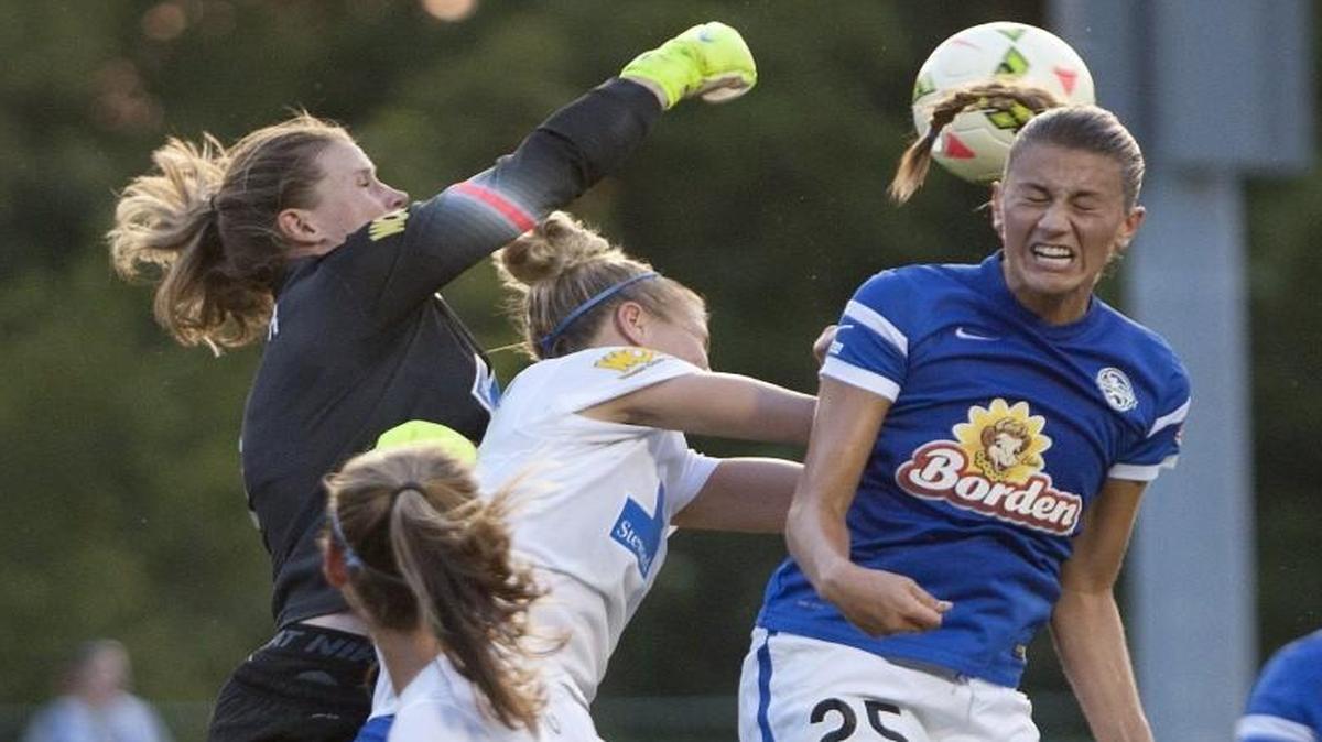 Boston Breakers goalkeeper Alyssa Naeher punched the ball over the attempted header of FC Kansas City midfielder Mandy Laddish during a game last year.