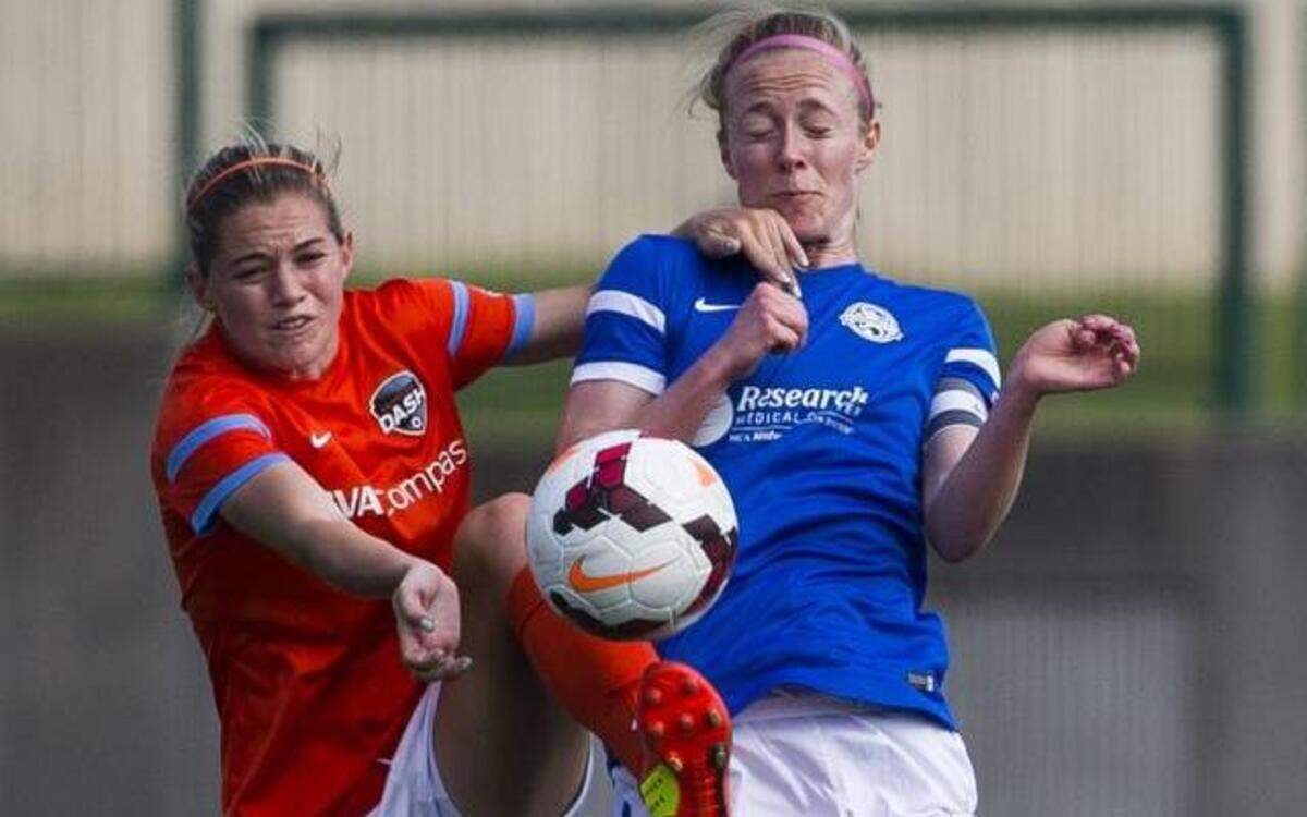 
FC Kansas City’s Becky Sauerbrunn (right) battled Houston’s Kealia Ohai for the ball earlier this season.
