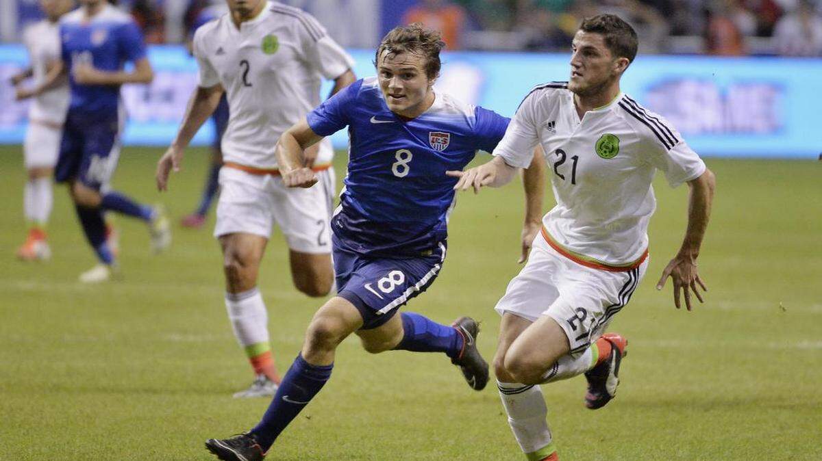 
U.S. men’s national team defender Jordan Morris (left) chased the ball against Mexico defender Hiram Mier during the first half of an international friendly soccer match on Wednesday in San Antonio. Morris scored his first goal for the U.S. in a 2-0 win over Mexico.
