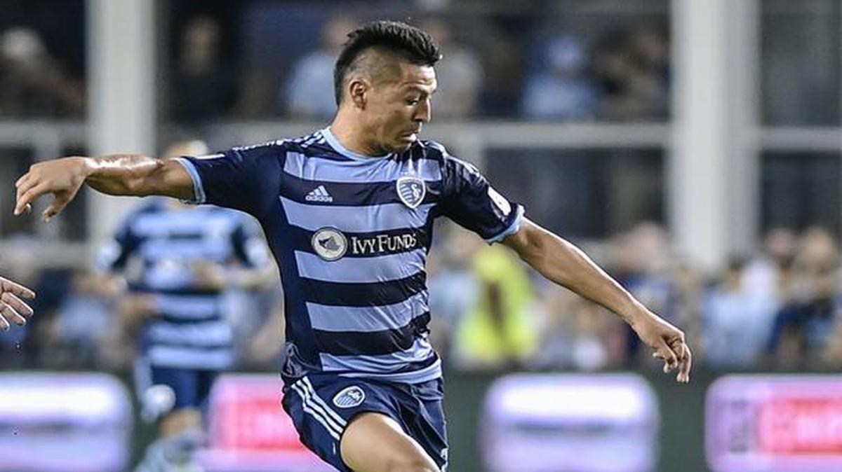 
Sporting Kansas City midfielder Roger Espinoza, right, kept the ball away from FC Dallas midfielder Michel during a July 1 Lamar Hunt U.S. Open Cup soccer match that Sporting KC won 6-2.
