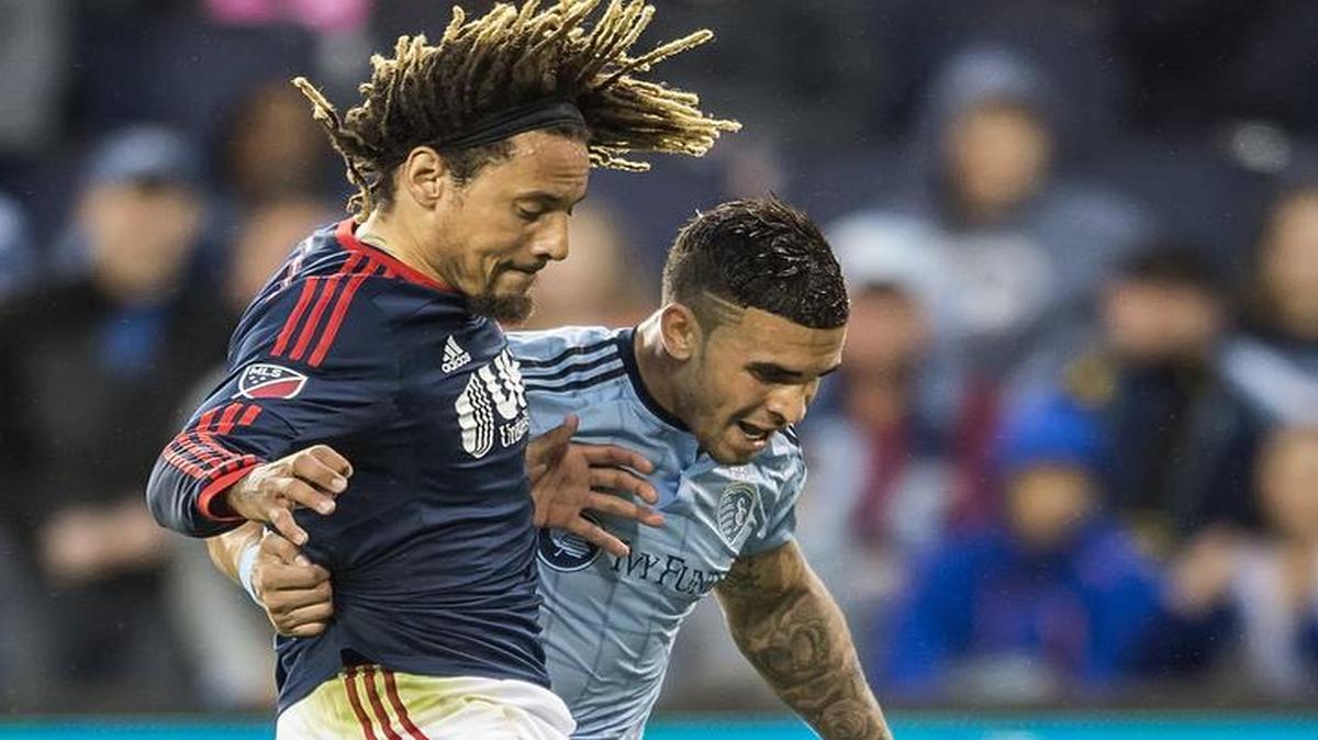 
New England Revolution midfielder Jermaine Jones (left) blocked Sporting KC forward Dom Dwyer (right) in the first half of their MLS match on Wednesday at Sporting Park.
