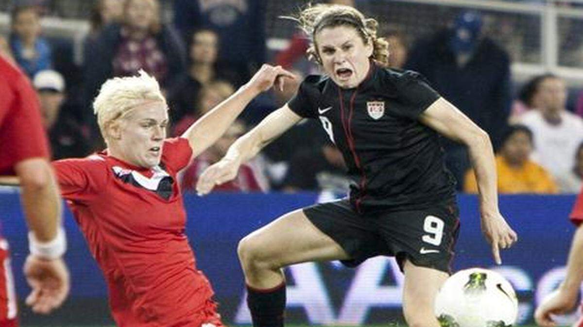 
Sophie Schmidt of Canada (left) and the United States’ Heather O’Reilly played in a game at Sporting Park in 2011. The match ended in a 1-1 tie.
