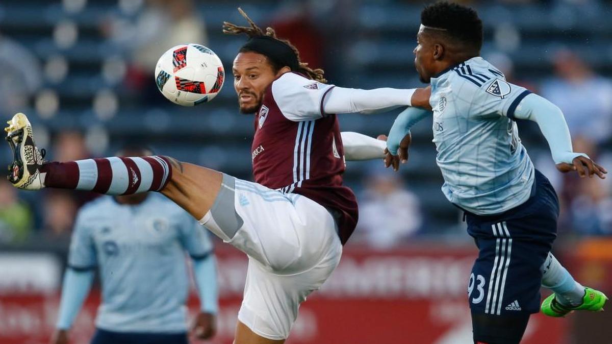 Colorado Rapids midfielder Jermaine Jones (left) fought for control of the ball with Sporting Kansas City midfielder Sony Mustivar in the first half Wednesday night in Commerce City, Colo.