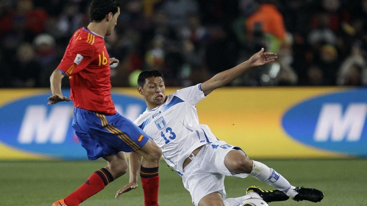 
Roger Espinoza dived in an attempt to get the ball ahead of Spain’s Sergio Busquets during the 2010 World Cup.
