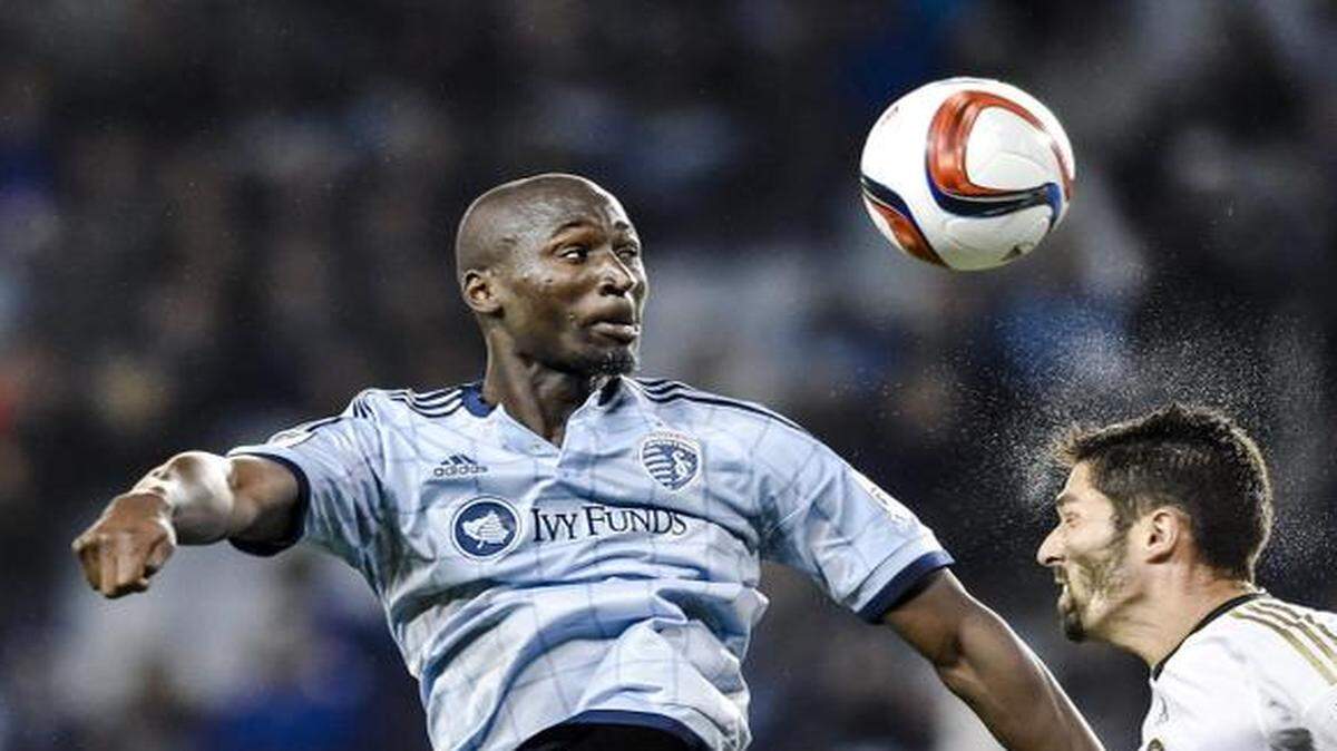 
Sporting Kansas City defender Ike Opara (left) against Philadelphia Union defender Steven Vitoria at Sporting Park
