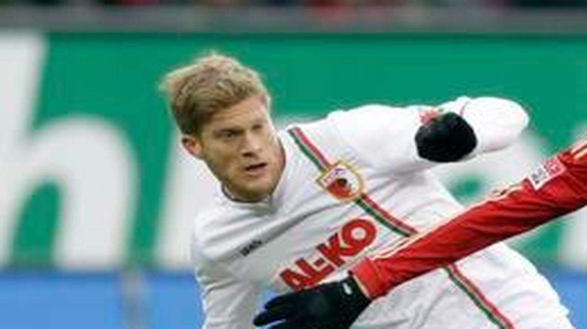 
Augsburg’s Marcel de Jong of Canada (left) and Bayern’s Thomas Mueller challenged for the ball during the German first division Bundesliga match between FC Augsburg and FC Bayern Munich, in Augsburg, Germany on Dec. 8, 2012. 
