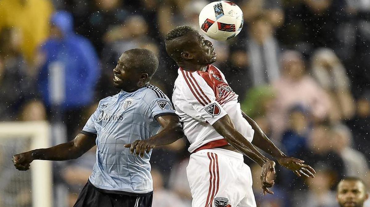 DC United’s Alhaji Kamara (right) beat Sporting Kansas City’s Lawrence Olum to the ball in the second half of a May 27, 2016 match at Children’s Mercy Park. The teams will open the 2017 MLS season in Washington.