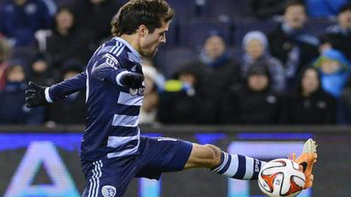 
Sporting Kansas City’s Benny Feilhaber (right) got the ball ahead of San Jose’s Clarence Goodson in the second half of a March 24 match at Sporting Park. Sporting Kansas City won 1-0.
