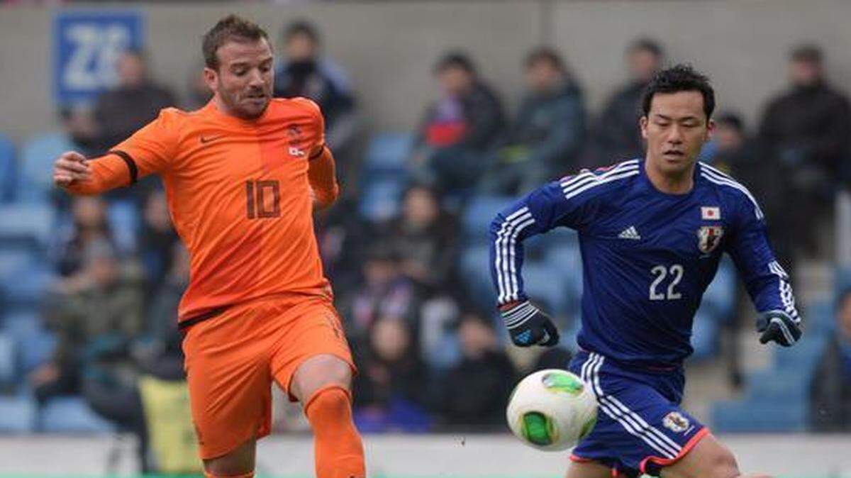 
Rafael van der Vaart from the Netherlands (left) scored past Japan’s goalkeeper during a friendly soccer match on Nov. 16, 2013, at the Fenix stadium in Genk, Belgium. 
