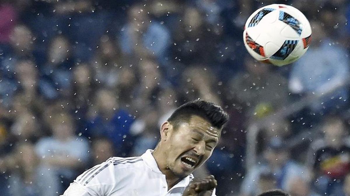 Honduras expressed interest in Sporting Kansas City midfielder Roger Espinoza (left) joining its national team for the Olympics in Rio de Janiero. But days before the roster announcement, Espinoza has not received a call.