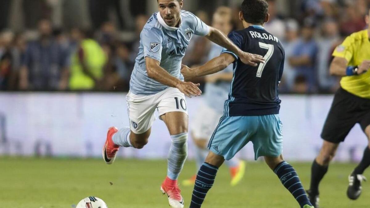 Sporting Kansas City midfielder Benny Feilhaber pushed the ball past Seattle Sounders midfielder Cristian Roldan during Wednesday’s game.