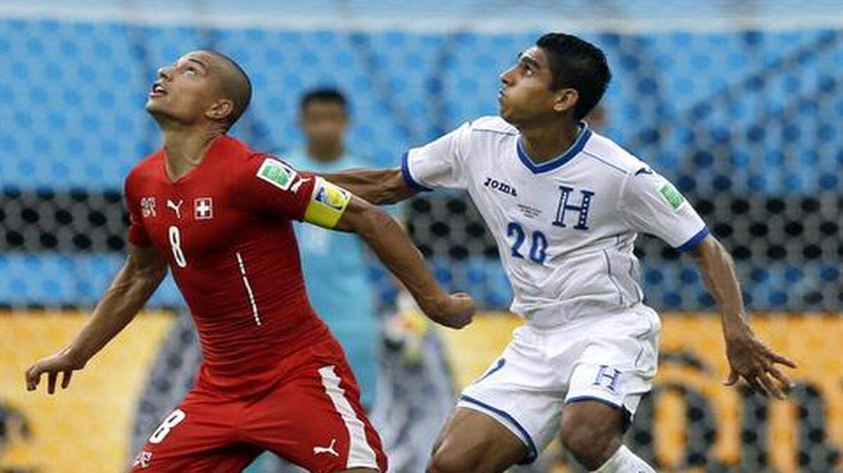 
Midfielder Jorge Claros (right) played for Honduras in the World Cup against Switzerland’s Goekhan Inler this year. Claros now joins Sporting Kansas City.


