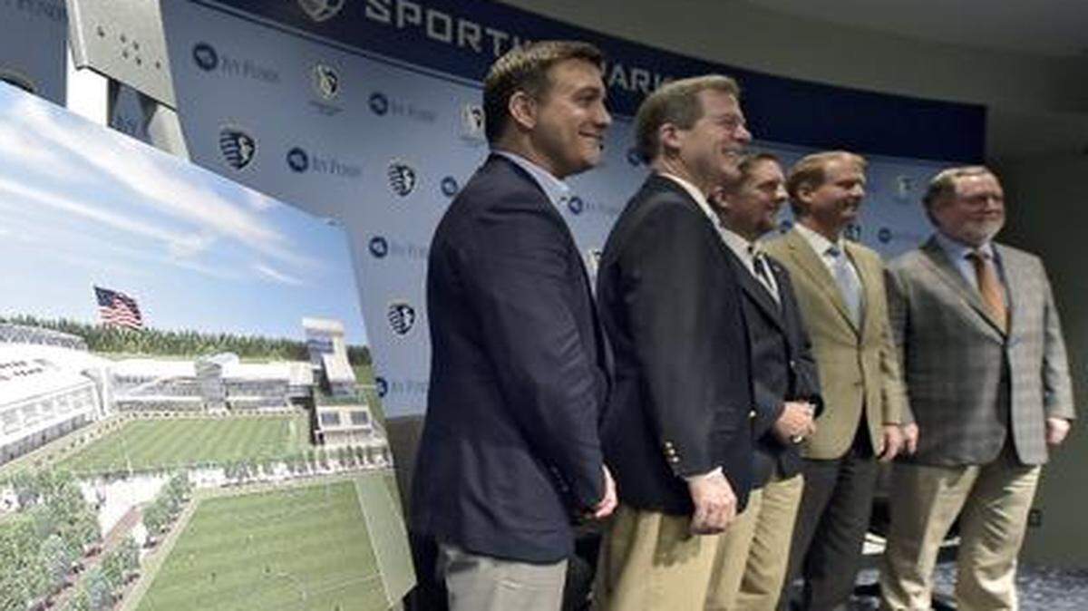 
Sporting club CEO Robb Heineman (from left), Kansas governor Sam Brownback, Kansas City Kansas mayor Mark Holland, EPR Properties CEO David Brain and Schlitterbahn Water Park CEO Gary Henry posed for pictures with an artist rendition of the proposed U.S. Soccer National Training Center complex during a press conference last July.


