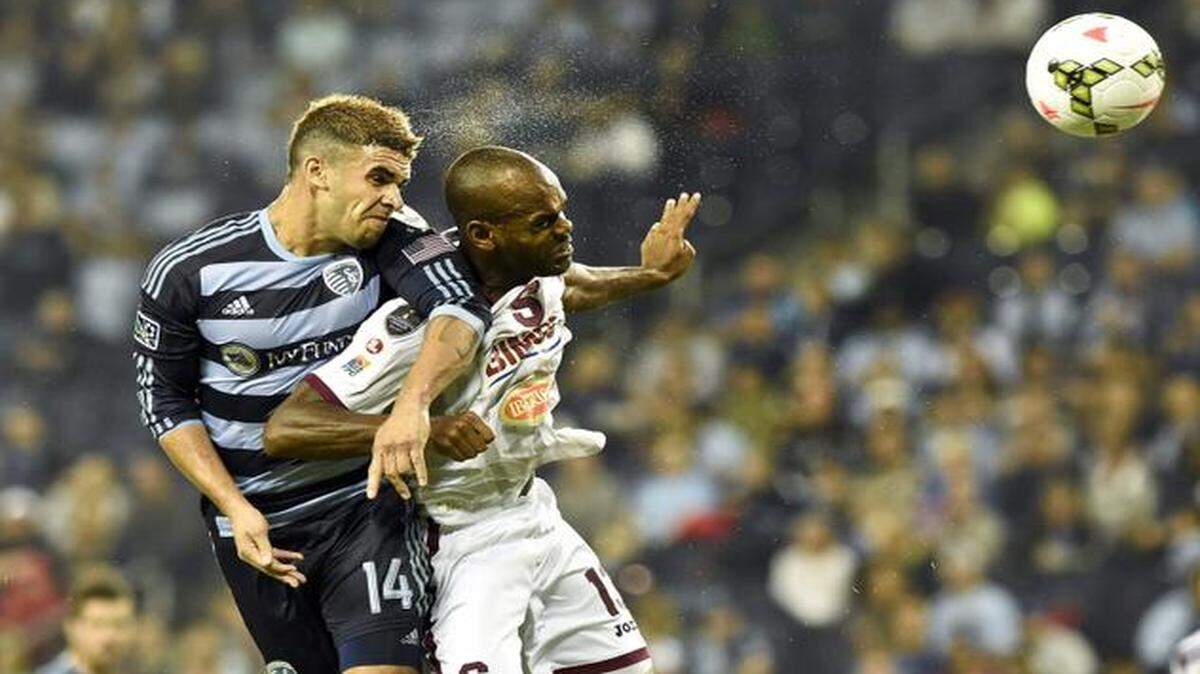 
Sporting KC forward Dom Dwyer (left) and Deportivo Saprissa defender Adolfo Machado battled for a header during the CONCACAF group stage soccer match against Deportivo Saprissa of Costa Rica on Sept. 18.
