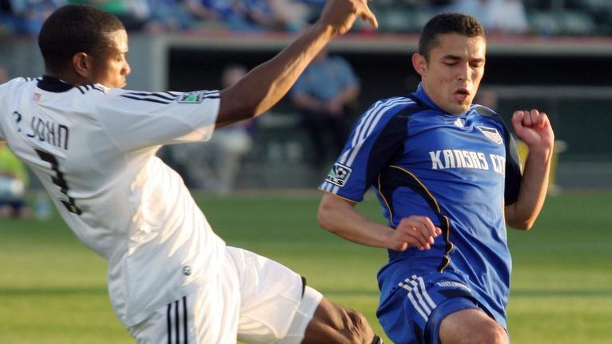 
Hérculez Gómez (right) last played with Kansas City on the 2009 Wizards team. Toronto FC announced it has signed a contract with him.
