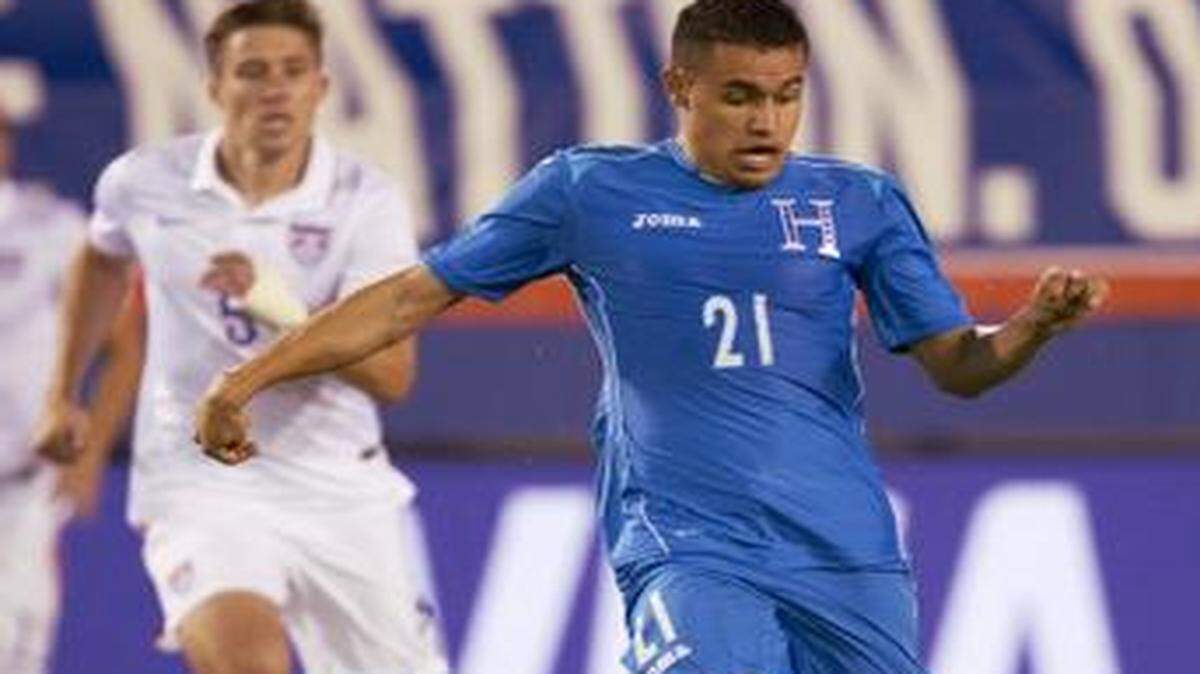 
Houduras’ Roger Rojas dribbled the ball down the field as U.S. national team players Alejandro Bedoya (left) and Matt Besler (center) chased during Tuesday’s game.
