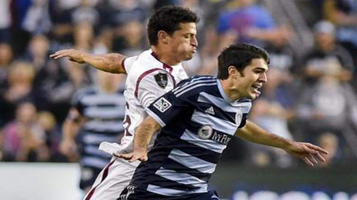
Sporting Kansas City midfielder Toni Dovale (front) tried to keep the ball away from Deportivo Saprissa forward Daniel Colindres during the CONCACAF group stage soccer match on Sept. 18, at Sporting Park in Kansas City, Kan. Sporting KC won 3-1.
