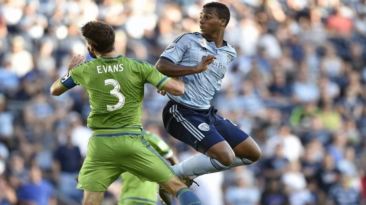 Seattle’s Brad Evans and Sporting KC’s Erik Palmer-Brown (right) looked back to see if Palmer-Brown’s header went into the goal on Sept. 27, 2015. Sporting and Seattle tied 1-1..