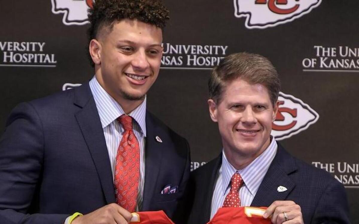 Quarterback Patrick Mahomes II (left) of Texas Tech and Chiefs chairman Clark Hunt held up a jersey with Mahomes’ name on it at a news conference Friday. Mahomes was the only Big 12 player chosen in the first round of this year’s NFL Draft.