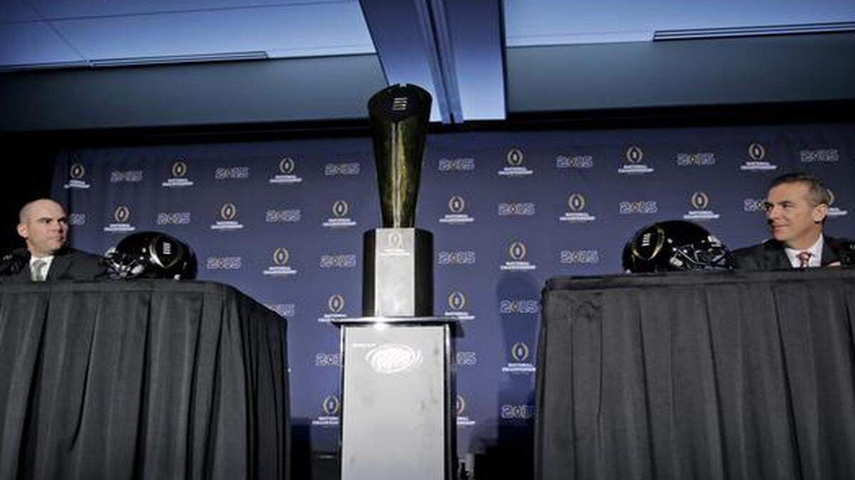 
Ohio State head coach Urban Meyer (right) and Oregon head coach Mark Helfrich spoke at a news conference Sunday before the NCAA College Football Playoff championship game.


