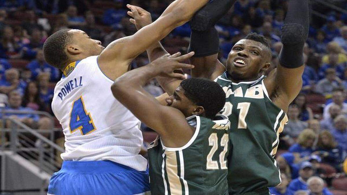 
UCLA’s Norman Powell (left) attempted to block the shot of UAB’s Tosin Mehinti during the second half of Saturday’s game. In the middle is UAB’s Tyler Madison.
