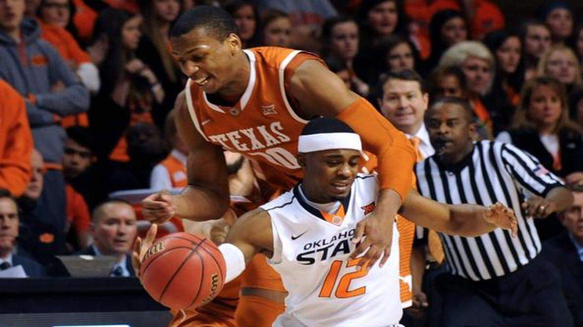 
Texas forward Jonathan Holmes (back) is one of several Longhorns players battling an injury, Rick Barnes said Monday.
