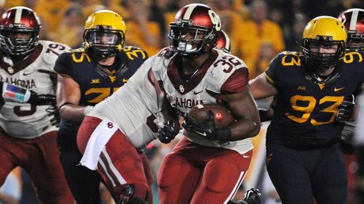 
Oklahoma’s Samaje Perine (32) had 245 yards rushing and four touchdowns against West Virginia on Saturday.


