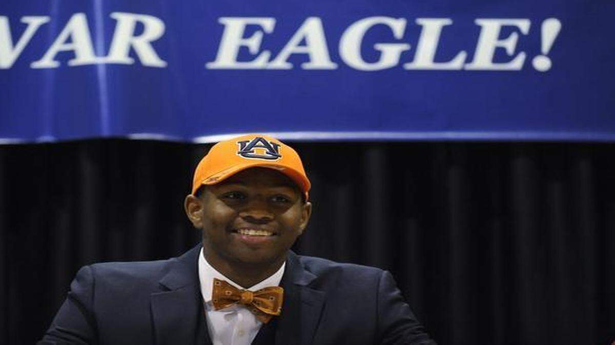 
Jalen Harris announced that he signed to play college football at Auburn on Wednesday at the St. James campus in Montgomery, Ala.
