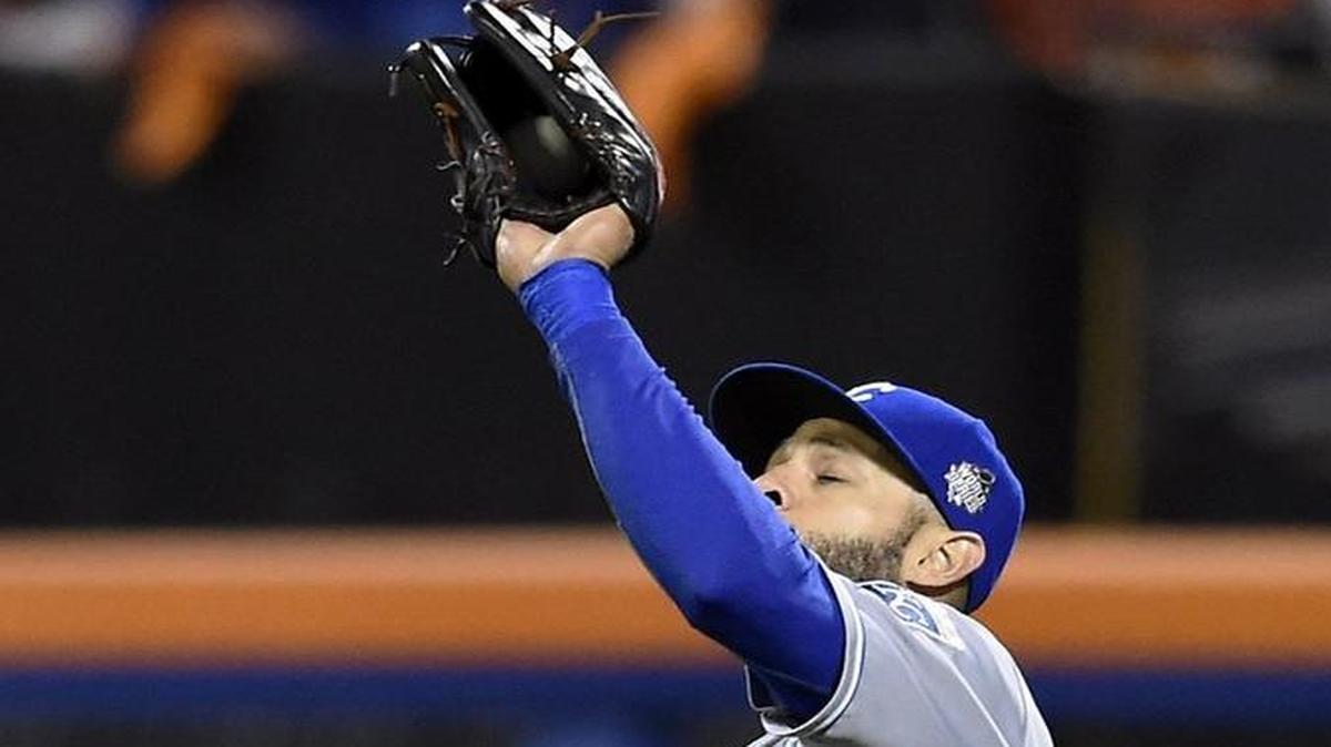 Kansas City Royals right fielder Alex Rios caught a sacrifice fly by New York Mets right fielder Curtis Granderson in the third inning but hesitated to throw it in to home to prevent a run during Game 4 of the World Series on Saturday.