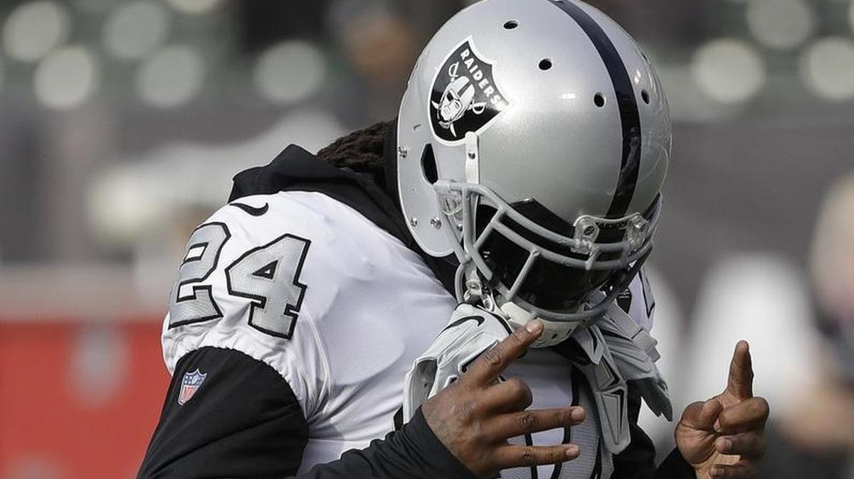 Oakland Raiders running back Marshawn Lynch gestured before Thursday’s game against the Chiefs.