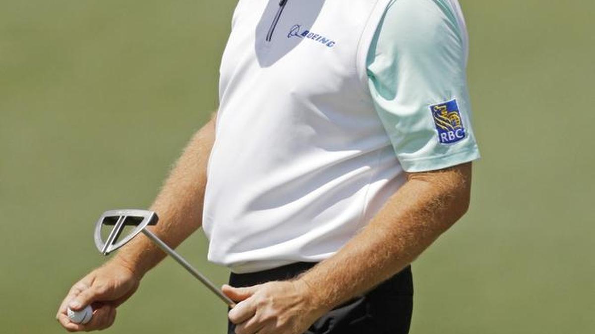 Ernie Els left the second green during the Thursday’s first round of the Masters in Augusta, Ga.
