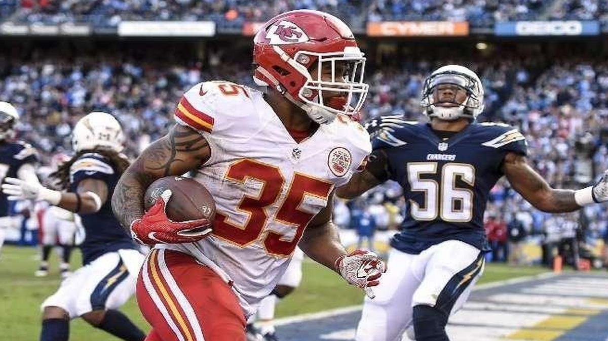 The Chiefs’ Charcandrick West scored one of his two touchdowns against the Chargers on Sunday.