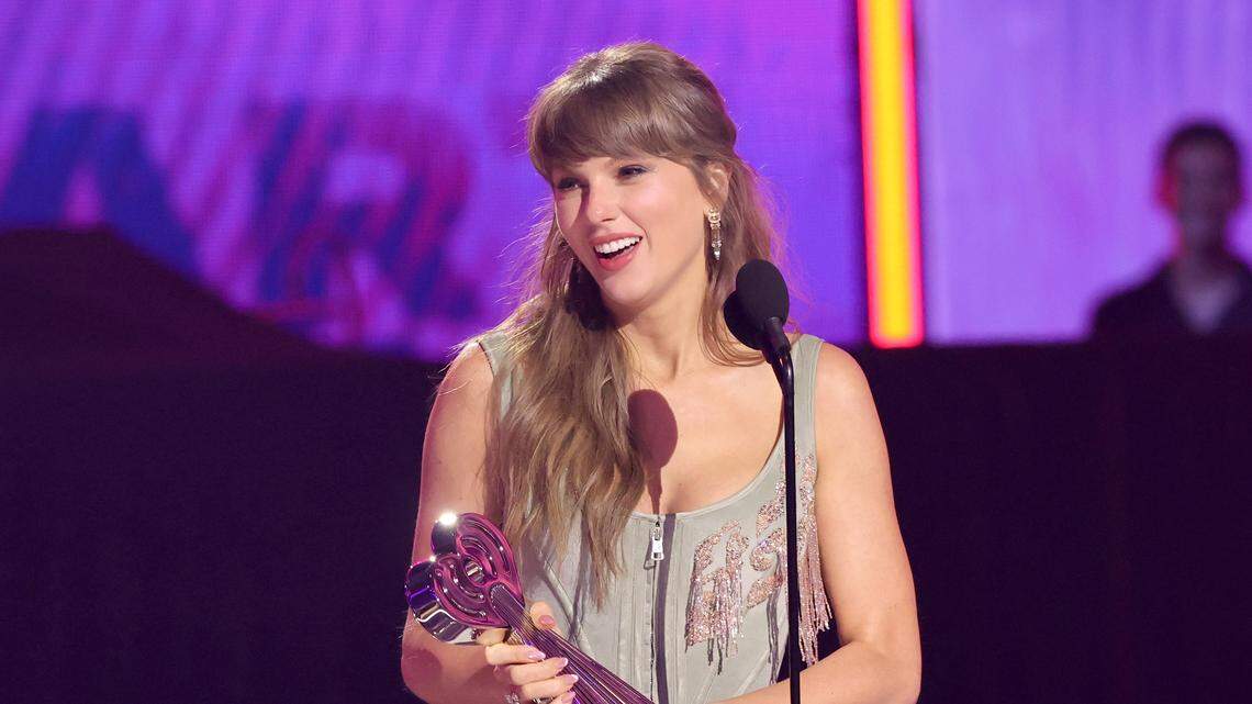 Travis Kelce had a sweet reaction to shout-out from Taylor Swift at awards show