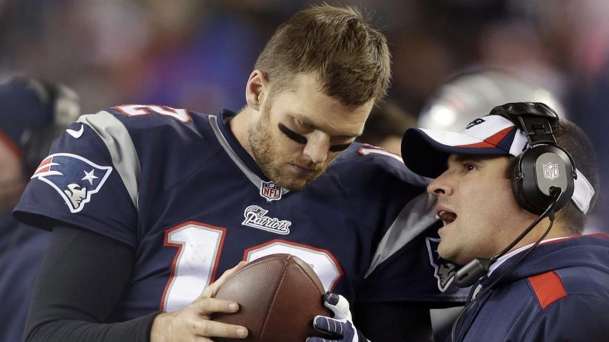 In this Nov. 3, 2013 file photo, New England Patriots offensive coordinator Josh McDaniels (right) talked to quarterback Tom Brady.
