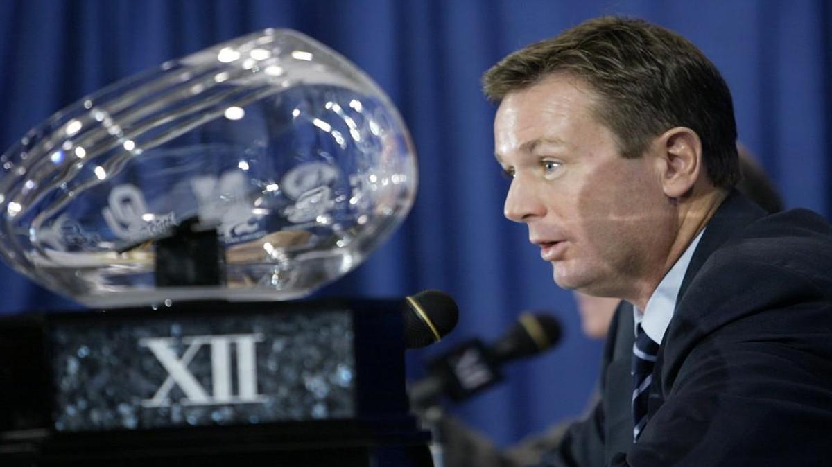 Oklahoma coach Bob Stoops with a Big 12 football trophy ahead of the 2003 conference title game.