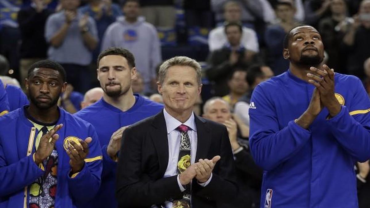 Golden State Warriors coach Steve Kerr (second from right) led his team in applauding the life of Turner Sports NBA sideline reporter Craig Sager on Thursday.