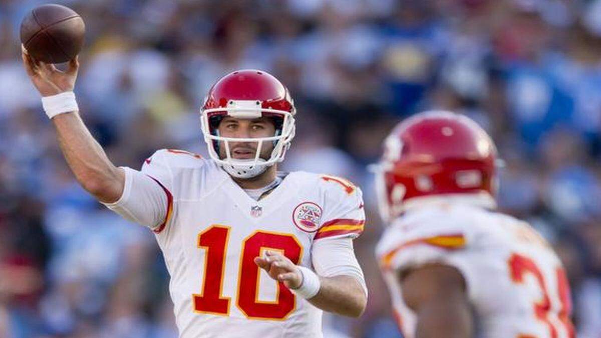 
Kansas City Chiefs quarterback Chase Daniel threw a pass to running back Knile Davis during last year’s regular-season finale against the San Diego Chargers.
