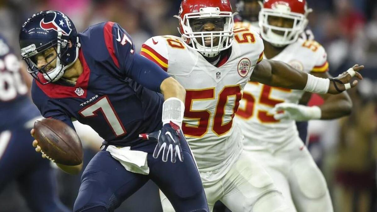 Kansas City Chiefs outside linebacker Justin Houston chased down Houston Texans quarterback Brian Hoyer in the third quarter of Saturday’s game in Houston.