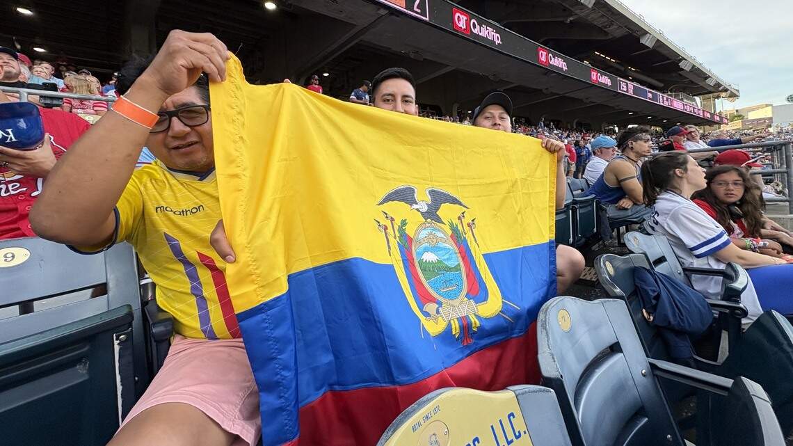 Ecuador fans stop by Royals game ahead of World Cup match, rave about The K