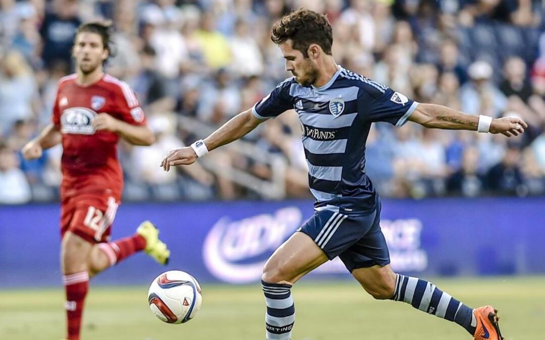 
Sporting Kansas City midfielder Benny Feilhaber dribbled away from the FC Dallas defense during Wednesday’s game.
