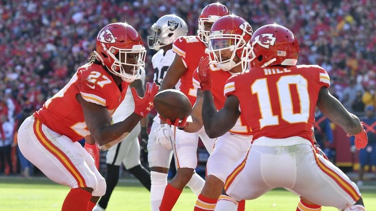 Kansas City Chiefs running back Kareem Hunt celebrated with teammates after his touchdown during Sunday’s game against the Oakland Raiders.
