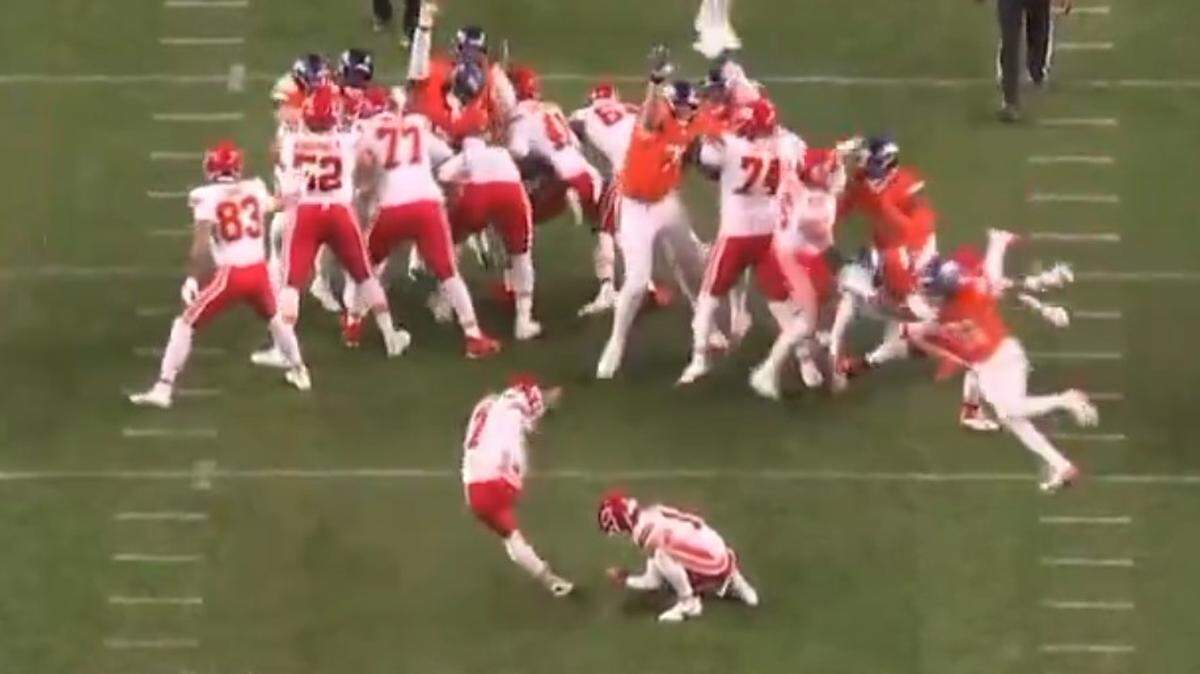 The Broncos blocked a Chiefs’ extra-point attempt on Sunday.