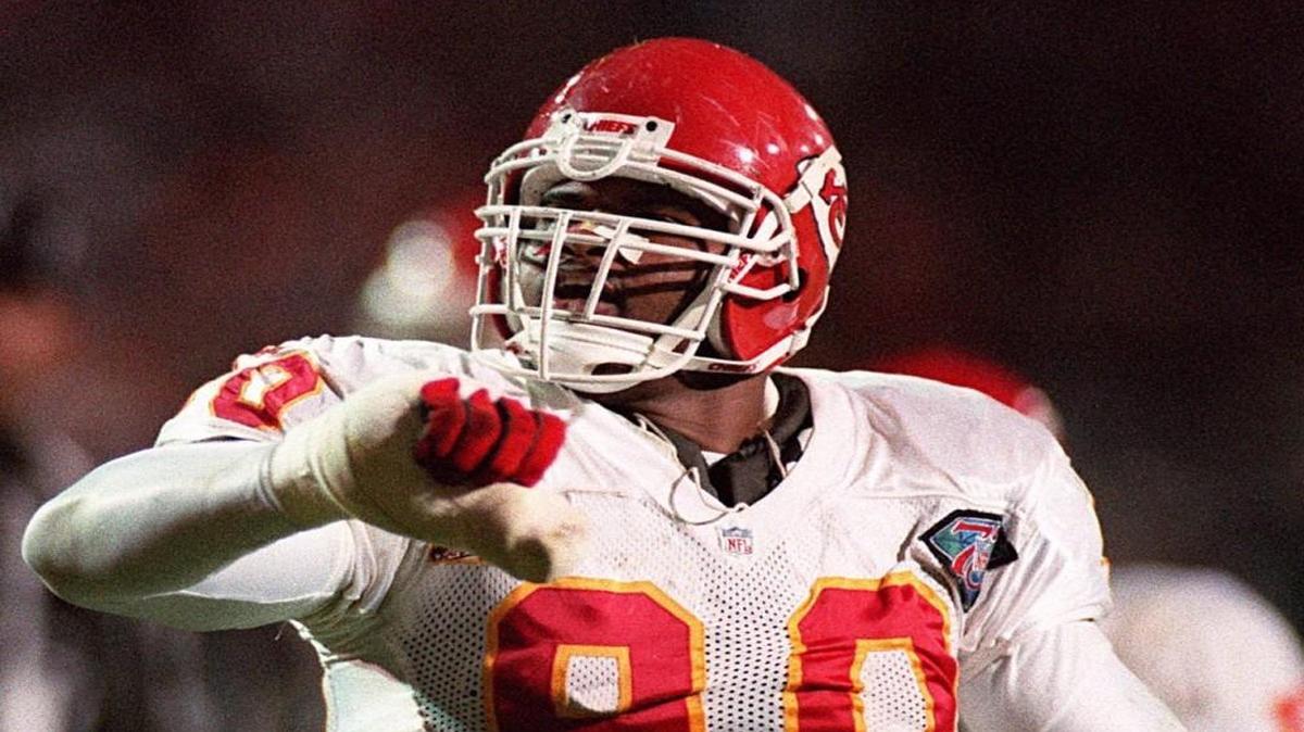 
Former Kansas City Chiefs star Neil Smith notified the Denver fans of his success after sacking Denver Broncos quarterback John Elway during a game.

