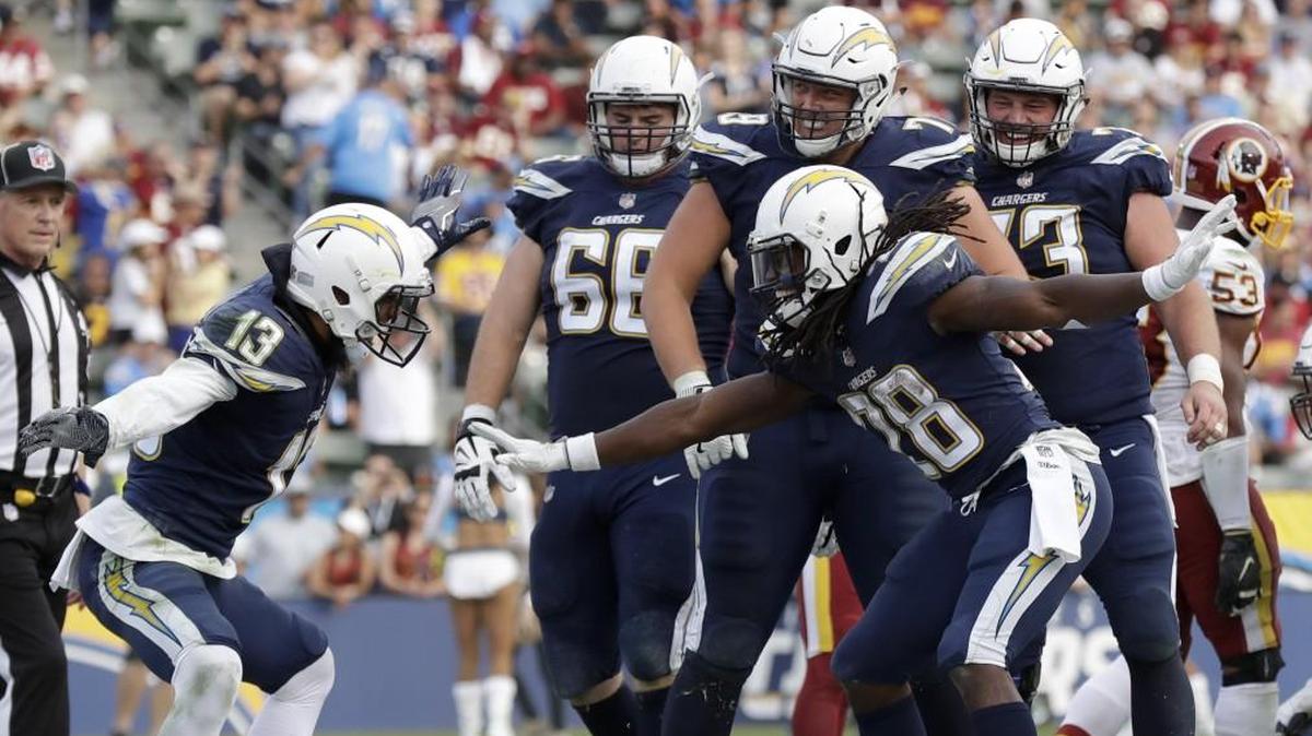Los Angeles Chargers running back Melvin Gordon celebrated with teammate wide receiver Keenan Allen during Sunday’s game.