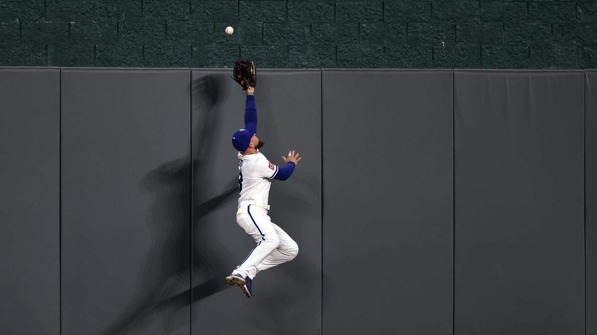 The Royals’ Kyle Isbel unsuccessfully tried to catch a grand slam by the Orioles’ Leody Taveras.