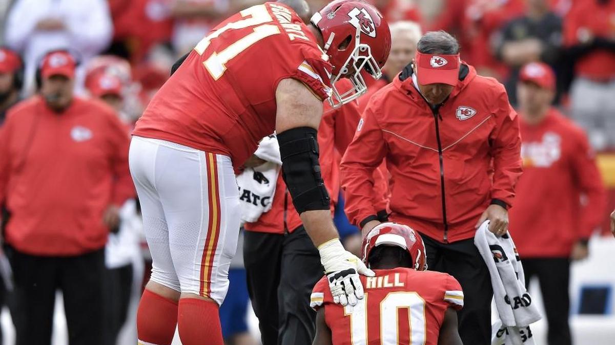 Kansas City Chiefs offensive tackle Mitchell Schwartz patted wide receiver Tyreek Hill on the back after a fourth-down pass attempt to Hill was incomplete.
