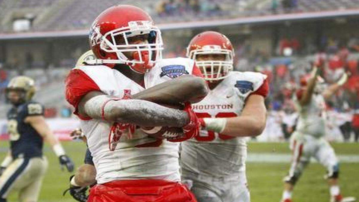 
Houston wide receiver Deontay Greenberry celebrates after a catch in the end zone for a two-point conversion late in the fourth quarter against Pittsburgh in the Armed Forces Bowl on Jan. 2, 2015. Houston rallied to win, 35-34.
