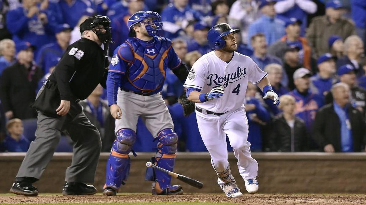Kansas City Royals left fielder Alex Gordon watched a solo homer fly over the wall in the ninth inning of Game 1 of the World Series at Kauffman Stadium.